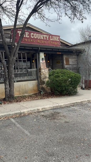 Family dinner done right 🤠🔥 Open space, great views, and delicious brisket with warm bread at The County Line BBQ. #TexasBBQ #FamilyFriendly #CountyLineBBQ #Brisket #FoodTok