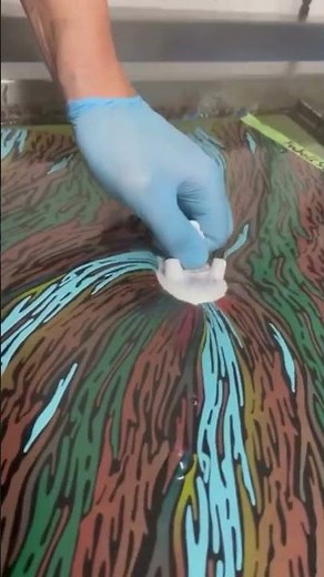 giving motifs to shoes using the dip paint method #shortvideo