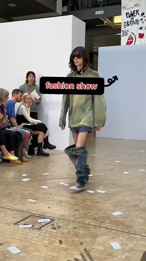 Celana dibawa lutut,gaya baru yang akan hits di tahun 2030🤩 #celanadibawahlutut #gaya | Tetty Sinaga