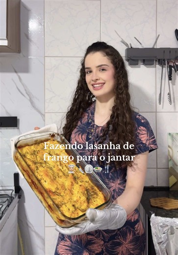 Fazendo lasanha de frango para o jantar