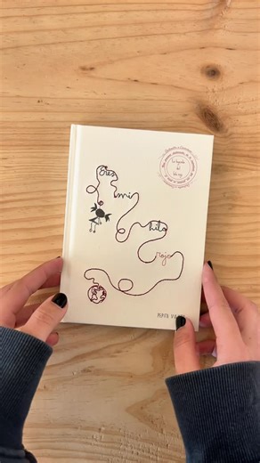 Hay hilos que no se ven… pero lo cambian todo. Dicen que las personas destinadas a encontrarse están unidas por un hilo rojo invisible, que nunca se rompe, sin importar el tiempo, la distancia o las circunstancias. Hoy os presentamos una novedad muy especial de nuestra colección Leyenda del Hilo Rojo: un producto que guarda una historia, emociona y conecta❤️ | Pepita Viajera