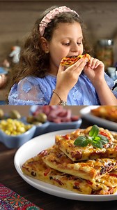 🍕 Pizza turnata, reteta copilariei mele! O facea mama mereu: simpla, rapida si delicioasa. De data aceasta am pregatit-o impreuna cu fetita mea, Sarah, pentru prima data! ❤️ Oare i-a placut? Hai sa descoperim impreuna! #Pizza #PizzaCuAluatTurnat #RetetaCopilariei #pizzadecasa #Ad | JamilaCuisine