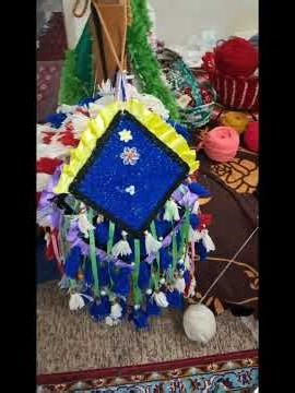 ساعاتی از زندگی مادر در خانه خود .عاشق تخ های رنگی وخلق هنر ازاین نخ ها.. #الأم .