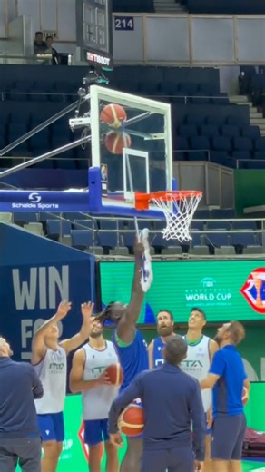 Throwback to Italy 🇮🇹 team working together to get the ball off 🤝 #fibawc #basketball #fibawc #italy | FIBA