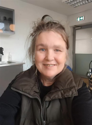 Uglemor 🦉🇩🇰 (@uglemor69)’s videos with En kærlighed somt står - Sølvbryllupssang til Karsten & Iuliana - MelodiLab