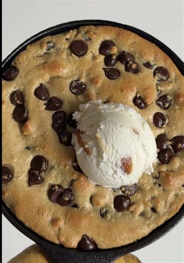 Surprisingly this protein cookie skillet came out so good?? And yes the @Hometown Hero ATX were most definitely fast acting! I cannot recommend their products enough, use code MARIANNA for 10% off! #hhpartner Rough estimate of the recipe… 1 egg 1 egg white 2 tbsp brown sugar substitute or regular brown sugar 2 tbsp peanut butter Definitely more like ½ a cup of almond flour ¼ cup vanilla protein powder ½ tsp baking soda ½ tsp baking powder Salt Chocolate chips Fold everything together and grease 