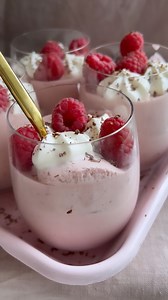 Raspberry mousse💗 So flyffy and so easy to make🍧Go get the recipe on my blog - link in bio #satisfying #foodporn #hindbærfromage #hindbærmousse #dessert #desserteriglas | Frederikke Wærens - Food & Cake inspiration