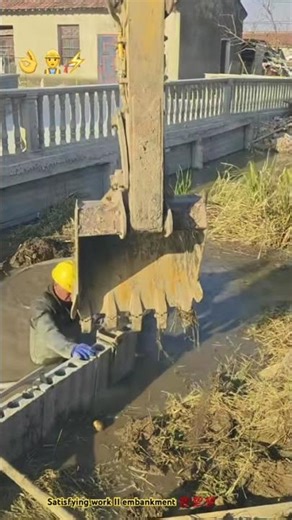 Protection embankment 🚧: Installing precast concrete panels under water