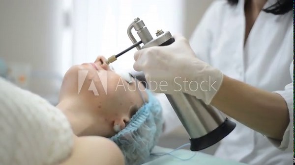 Medical cryotherapy gun. liquid nitrogen. Doctor makes the patient cryotherapy procedure - Cryomassage - cold treatment. cosmetology clinic