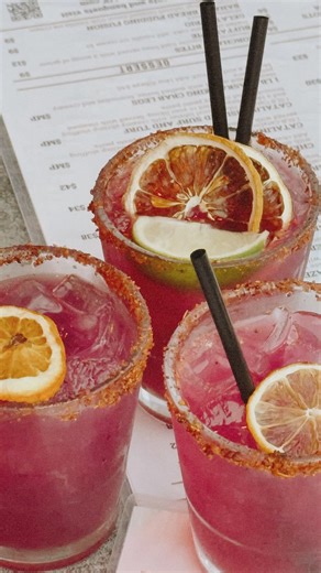 Ericka Gomez💌 on Instagram: "Les comparto una Idea de temática de fiesta para sus cumpleaños💘🌟🎂🎈!!! tequila sunrise, se imaginan?👀❤️‍🔥🍹🌅 Qué otra temática se les ocurre que podría estar cool?🥳 yo les hago el video #cumpleaños #fiestatematica #fiestatematica #ideasfiestas #birthday #birthdaygirl #tequila #girls #tequilasunrise #amigas #sunset"