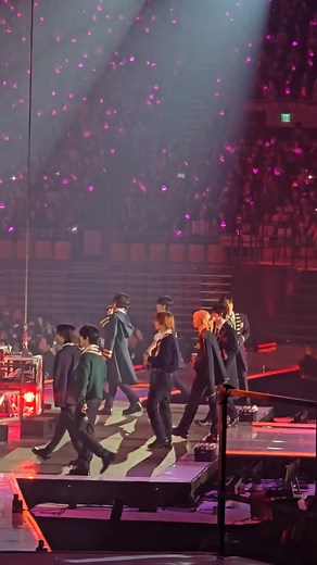 Mixtape: On Track. Stray Kids 4TH FANMEETING 'SKZ'S MAGIC SCHOOL'. Day 2. Cr.: skzseungmin22 (Twitter) #straykids #sky #straykidsworlddomination #skzstay #skz_4th_fanmeeting #skzs_magic_school #fyp #kpopfyp