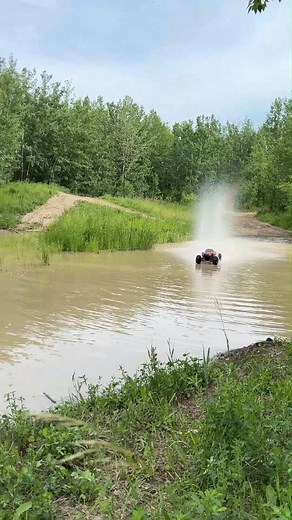 First water crossing attempt with the paddle tires on the xmaxx! #RC #traxxas #traxxasxmaxx #rcoffroad #rc4x4 | Matthew Derksen