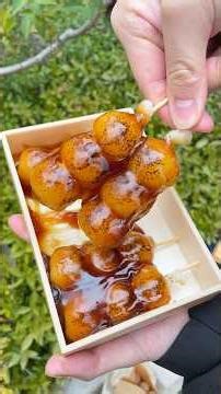 《親子で切り盛りする和菓子屋のみたらし団子(Mitarashi Dango from a Family-Run Japanese Sweets Shop)》
