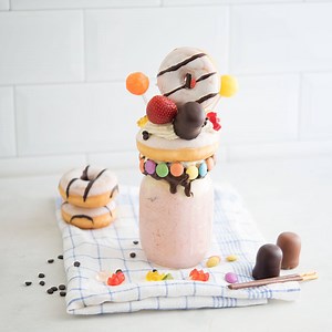 51K views · 80 reactions | Heute ist bei uns Freaky Friday! FREAK SHAKE Für einen Shake brauchst du: 100 ml Sahne 1 TL Sahnesteif 8 g Vanillezucker 100 g Erdbeeren ½ Banane 200 g Vanilleeis 100 ml fettarme Milch 1 Schokoladenkeks 2 EL Nuss-Nougat-Creme 30 g Smarties 3 Schokoladenstäbchen 2 Erdbeeren zum Dekorieren 1 Mini-Donut 1 Donut 1 Mini-Schokokuss 2 Lollies 1 EL Schokotröpfchen 9 Gummibärchen #freakshake | Kitchen Stories | Facebook
