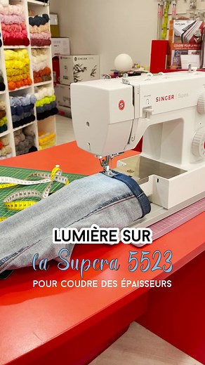 LUMIERE SUR… la Supera 5523 pour coudre des épaisseurs ! Ici on réalise un ourlet de jean. Breaking news, c'est super facile 💙 N'oubliez pas d'allonger votre point au moment de passer la couture 😉 Pour en savoir plus sur la machine, rapprochez-vous de votre revendeur agréé > bit.ly/nos-magasins-singer | SINGER France