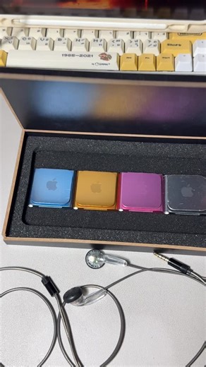 ขายเทป&เครื่องเล่นเทป since 2020 on Instagram: "iPod nano 6 พร้อมส่ง🩵🧡💖🩶 ถูกใจตัวไหนรีบจัดเลยย ให้สิทธิ์คนพร้อมโอนก่อนค่ะ สนใจก่อนลงทักได้ค่ะ ใช้คนละครึ่งได้เหมือนเดิมค่าา🎄🎅🍬 🚛ส่ง 50฿ ✅สนใจสั่งซื้อหรือสอบถามเพิ่มเติมได้ทาง dm @colorcassette หรือ ไลน์หน้าไบโอค่ะ #ipod#ipodnano6#ไอพอด#เครื่องเล่นmp3"