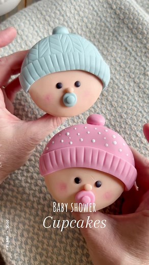 How to make the most adorable baby shower cupcakes! These simple fondant designs are sooo cute and so easy to make! #fondant #fondantcake #fondantart #fondantartist #fondantdesign #easydecorating #babyshowercake #beginnerfondant #cakedecorating #cakeart #cakedesign #babyshowercupcakes #fondanttutorial #fondantbaby
