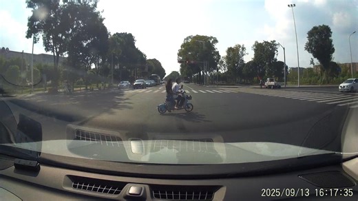 路口遇到三个电瓶车，差点发生交通事故