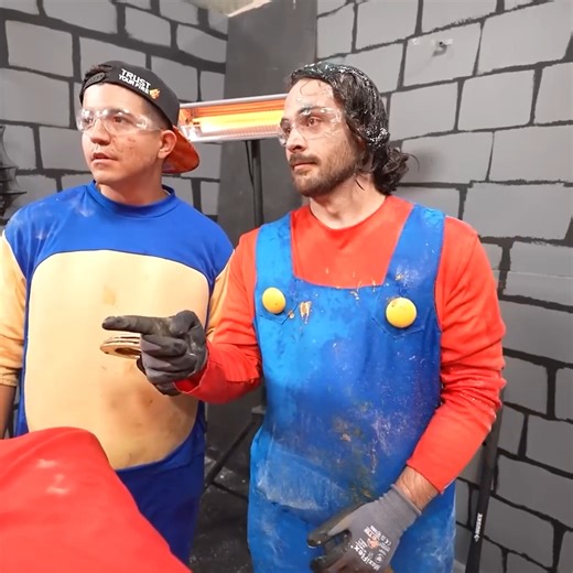 MARIO vs SONIC! 😳👀 | PrestonPlayz