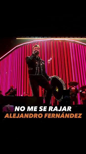 Alejandro Fernández inicia su concierto con