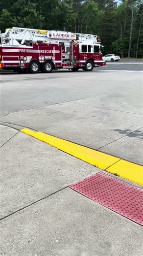 Ladder 39, Engine 39 responding #subscribe #firedepartment