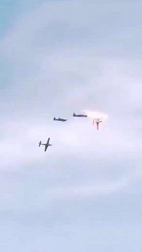 ATE CHUET on Instagram: "Lors d’une séance d’entraînement en préparation d’un meeting aérien près de la base aérienne du Capitaine Luis F. Gómez Niño en Colombie, deux avions AT-27 Tucano de l’armée de l’air colombienne se sont heurtés. Cet incident tragique a entraîné la perte d’un pilote et la destruction d’un des appareils. #dbrief #at27 #crash #colombie #colombie #armys #aviation #avgeek"