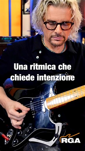 In questo brano il pattern è semplice, ma il senso sta nel modo in cui la ritmica respira, soprattutto nella gestione delle dinamiche. Suonata in modo preciso è corretta, ma non è questo il carattere del pezzo. Bastano pochi accenti e piccoli cali di intensità per farla parlare. #chitarrarock #ritmica #groove #feel #rockguitar #didatticachitarra | Donato Begotti