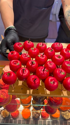 Monelle Godaert on Instagram: "À l’occasion de la sortie de Blanche Neige, l’adaptation en prises de vues réelles, disponible sur @disneyplusfr , j’ai imaginé des pop cakes inspirés de l’univers du film 😋 Vous pouvez les découvrir et les déguster gratuitement à l’atelier de Noël Disney+, à Paris dans le Marais, aux côtés des créations de trois autres créateurs : le muffin myrtille et streusel d’Alix Grousset, inspiré de Desperate Housewives, le cinnamon roll à la pomme de Monsieur Thomas, inspi