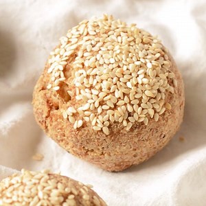 KETO BREAD ROLLS 😍 NO EGGS Crispy bread rolls made of almond flour, coconut flour and psyllium husk. 100% Vegan Dairy free Low Carb Grain free. Full recipe : https://www.sweetashoney.co/keto-bread-rolls-vegan-no-eggs/ | Sweetashoney.co