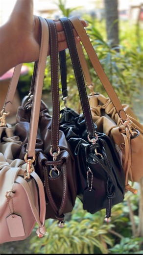 COLOSAL BAGS 👜 | CARTERAS | ACCESORIOS on Instagram: "Cerrar el año con una cartera nueva también cuenta como self love ✨ Este modelo está demasiado bello para dejarlo pasar😍💕 • • • PUEDES ORDENAR VÍA WHATSAPP O DM, ESTAMOS A LA ORDEN WHATSAPP: 849-851-6574 o puedes acceder al link en nuestro perfil. #Carteras #colosal #Bags #Mujer #Accesorios"