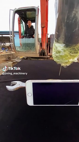 How is this technology? #excavator #fyp #excavatorlife #stunts #heavymachinery