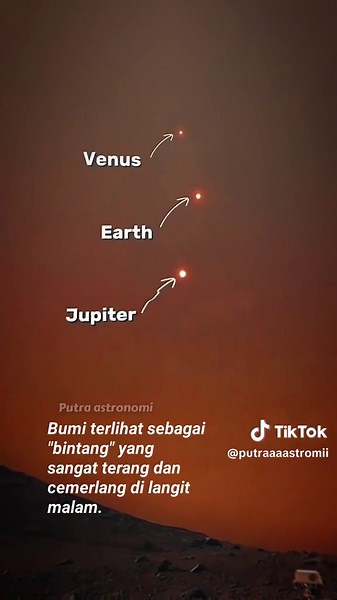 Kalau kamu berdiri di permukaan Mars, Bumi bakal kelihatan sebagai titik cahaya terang di langit, mirip cara kita lihat Venus dari Bumi. Karena Mars lebih jauh dari Matahari dibanding Bumi, orbit Bumi berada di dalam orbit Mars. Itu bikin Bumi selalu muncul relatif dekat dengan Matahari di langit Mars. Kamu nggak akan pernah lihat Bumi di tengah malam Mars. Bumi cuma nongol saat fajar atau senja, sebagai “bintang fajar” atau “bintang senja” yang sangat cemerlang. Dari Mars, Bumi punya magnitudo 