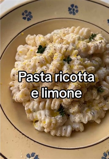 Pasta ricotta e limone 🍋🧀 . Ingredienti 💬 Fusilli 200 gr Ricotta 120 gr Limone biologico 1 Parmigiano 2 cucchiai Timo fresco foglie Pepe nero q.b. Sale q.b. Olio EVO q.b. . Procedimento completo 👉 in bio . #moltofood #ricetta #pasta #ricotta #limone @FraiFornelli