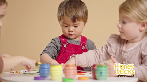 Honeysticks Non Toxic Finger Paint (6 Bright Colors), Washable from Skin, Safe Finger Painting for Toddlers, Kids Ages 1-3, 2-4, 3-5, Perfect First Paint for Little Artists Age 1+, Water Based, Eco