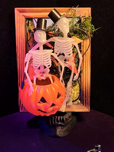 💀 Meet THE MIDNIGHT PAIR 💀 Some Little Dudes wander alone. These two prefer company. Linked by pumpkin glow and quiet steps, they pause together in the middle of the night, top hats tipped just enough to feel fancy without trying too hard. One keeps watch. The other listens. Neither rushes the moment. They don’t need words— only shared stillness, soft light, and the comfort of knowing someone else chose the same path. The Midnight Pair remind us that even in the darkest season, connection is i