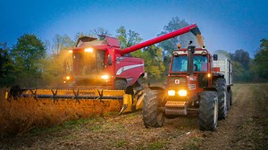 67K views · 1.4K reactions | Ultimo video di trebbiatura per la stagione 2019, in campo una Laverda M304 con barra New Holland Agriculture da 7,5 metri!! Ai trasporti non poteva che esserci il 180-90  | AgroNord | Facebook