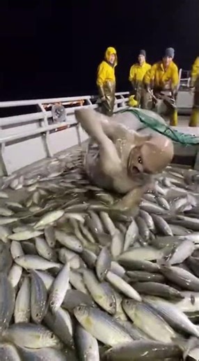 WHAT IS THAT?! 🧜‍♀️🤢: Mutated "MERMAID" creature FALLS from the net y aterroriza al barco