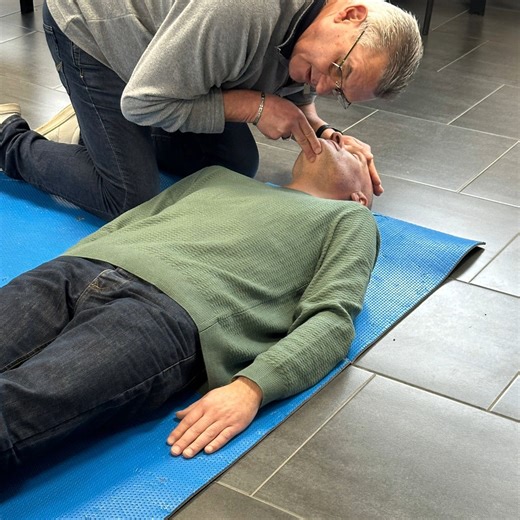 📍 Retour formation du jour – SST Une belle session Sauveteur Secouriste du Travail avec un groupe impliqué, attentif et volontaire 👏 Des échanges riches, de la pratique, et une vraie mobilisation autour des bons réflexes à adopter. Parce qu’en situation d’urgence, les premières secondes sont déterminantes : 👉 savoir alerter, 👉 savoir réagir, 👉 savoir protéger et secourir efficacement. Se former au SST, c’est être prêt à agir quand chaque geste compte. 📞 Vous souhaitez former vos équipes ou