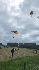 1.2M views · 14K reactions | 殺廒[EN DIRECT DU PARACHUTAGE DE CARENTAN !]殺廒 Passionmilitaria est sur place ! Les Golden Knight de l'US ARMY viennent de sauter et on attend la suite ! | Passionmilitaria | Facebook