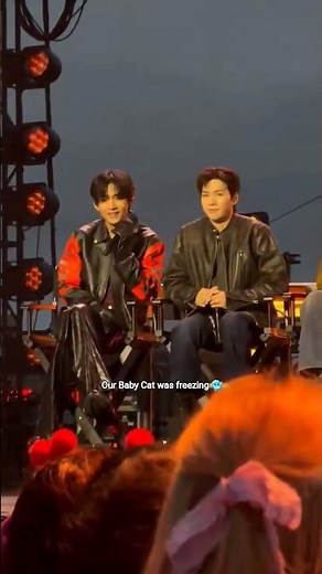 The way suga was freezing between the performance 😭💜