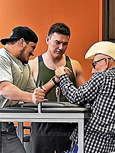THE OLD MAN SHOCKED EVERYONE ARM WRESTLING PRANK #gym #prank #funny