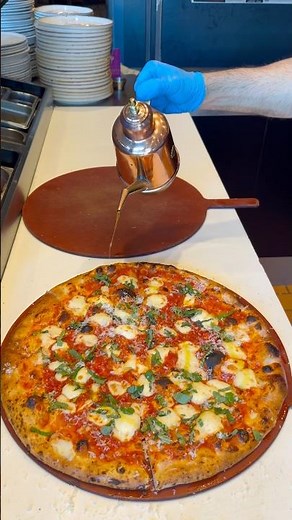 16” Margherita Pizza at 850°F 🍕🔥 Wood Fired Perfection