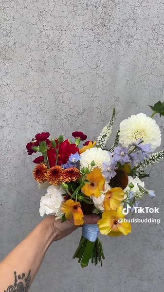fall elopement in ojai #elopement #flowertok #floristsoftiktok #flowerarrangement #weddingflowers