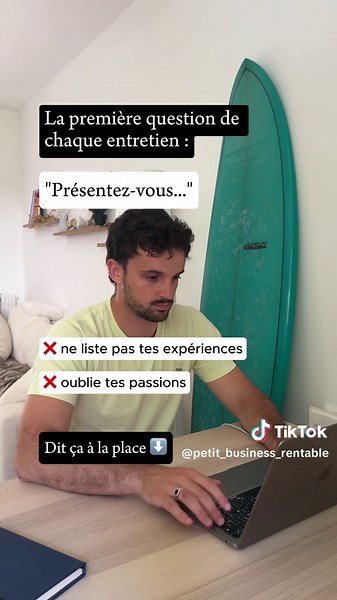 « Parlez-moi de vous. » 😬 C’est pas le moment de raconter ta vie… Et encore moins de réciter ton CV ligne par ligne. C’est là que la majorité des candidats se plantent. ❌ Ce qu’il faut que t’évites : - Les histoires perso qui n’ont rien à voir avec le poste - Le récit complet de ton parcours depuis le brevet ✅ À la place, utilise cette stratégie qui fonctionne à chaque fois : → Présent – Passé – Futur (Fait un screen de ce script pour t’en souvenir) 1️⃣ Présent → Qui tu es aujourd’hui “Actuelle