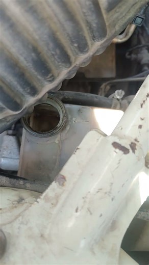 How to open and close the brake fluid reservoir