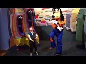 Smolders, hugs, kisses and dancing with Mickey, Goofy and Minnie!! ⭐️