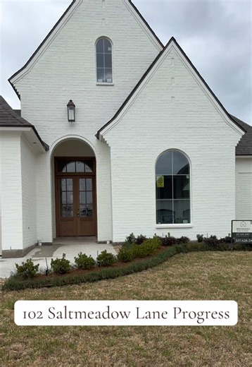 Gas Lantern ✔️ Garage Doors Painted ✔️ Shutters coming soon 👀#NewConstruction #LuxuryHomes #lafayettehomes #homeexterior #buildinprogress