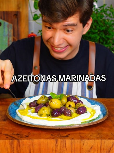 Azeitonas marinadas! . Essa receita é ótima para dar uma turbinada nas azeitonas. O melhor é que você pode variar os temperos de acordo com o seu gosto. Além dos que eu usei no vídeo, dá para adicionar pimenta calabresa, raspas de laranja, coentro em grãos... Faz que é sucesso! . Ingredientes: 2 xic e 1/2 de azeitonas variadas 3 dentes de alho cortados em lâminas 2 folhas de louro Pedaços da casca de 1/2 limão siciliano 1 colher de chá de pimenta do reino em grãos 1/4 colher de chá de erva-doce 