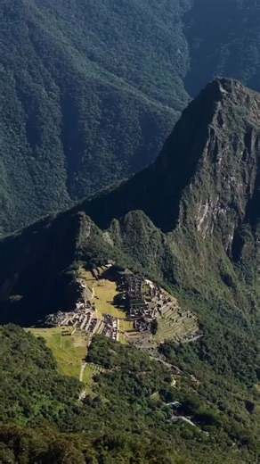 Perched high in the Andes, at nearly 2,430 meters above sea level, Machu Picchu remains one of the most remarkable archaeological sites on the planet. Built in the 15th century during the height of the Inca Empire, this “Lost City of the Incas” was a ceremonial, residential, and agricultural center, designed with an extraordinary understanding of engineering, astronomy, and around the natural landscape. When seen from the air, the intricate network of terraces, temples, and plazas reveals how th