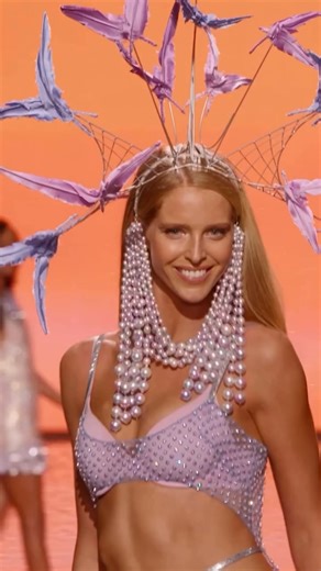 Abby Champion, lo ha dominado tan bien que parece fácil. 🔥🪽 #VSFashionShow #vsmexicoirlandes | Victoria's Secret